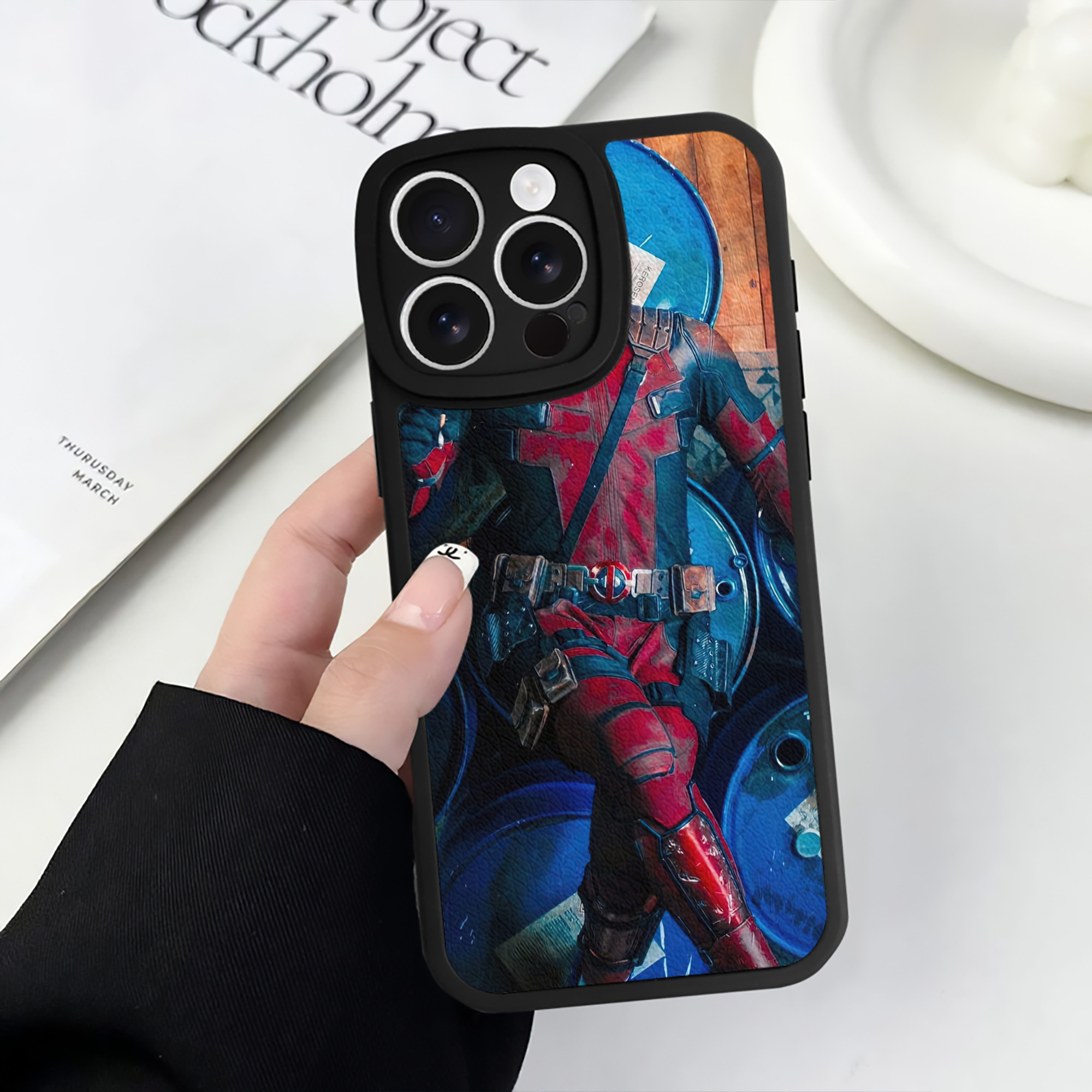 （画像用） Deadpool デッドプール 【iPhone 16シリーズ対応】シリコンスマホケース（レザー調） 材質：シリコン